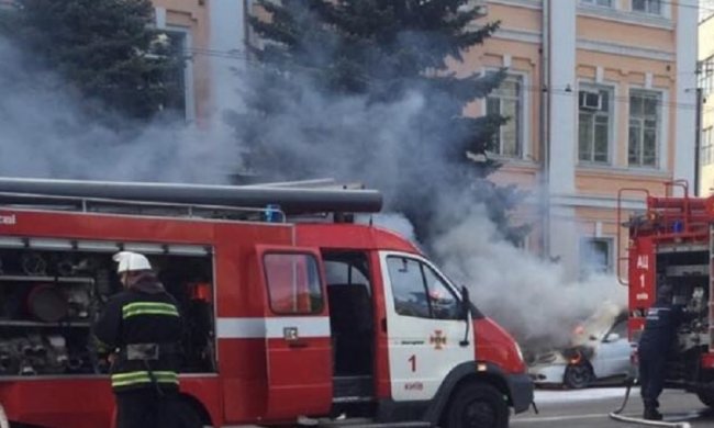 У Києві біля поліцейської дільниці згоріло авто