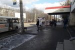 Люди на зупинці, фото "Знай.uа"