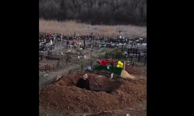 У Харкові неадекват поліз у могилу заради лайків в TikTok: "Жесть, нічого святого"