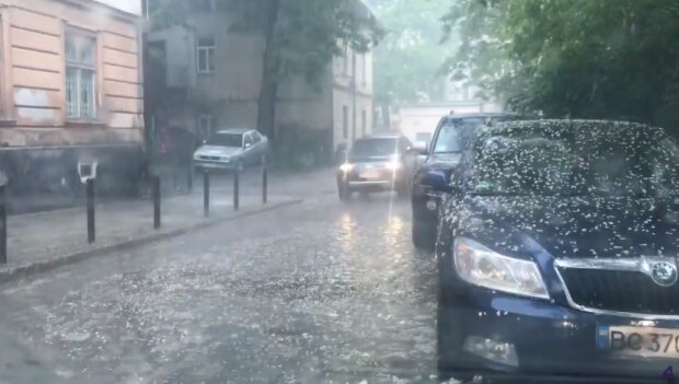 Львів накрила потужна злива з градом, парасолька не врятує - ховайтеся або танцюйте
