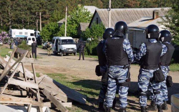 Крымские оккупанты массово обыскали активистов: воруют деньги и технику