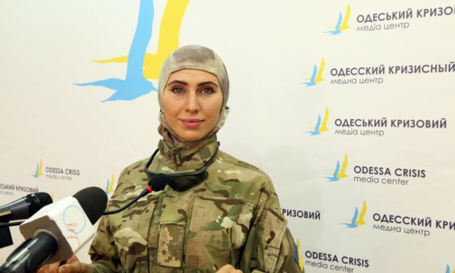 Присвятив вірш та показав могилу: чоловік Аміни Окуєвої розчулив Україну