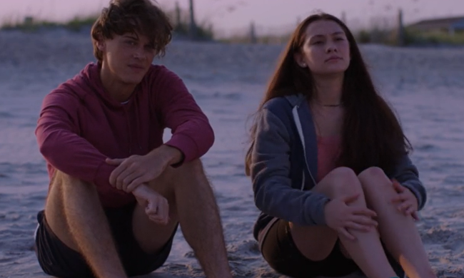 Белли и Конрад, кадр из сериала "Этим летом я стала красивой"