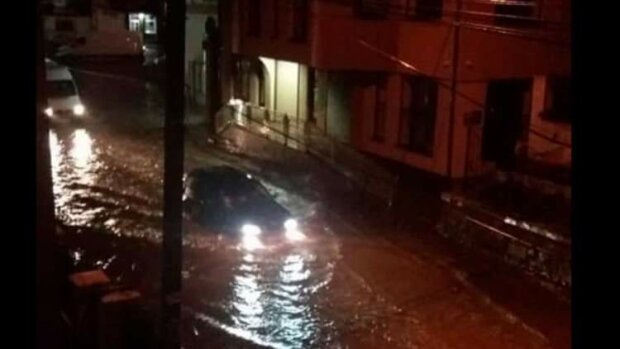 На Закарпатті затопило вулиці Хуста