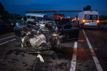 Під Києвом Volkswagen влетів в маршрутку з людьми, двоє загиблих і десятки скалічених: боляче дивитися, кадри трагедії