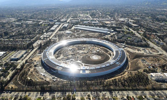 Акції Apple різко впали: у списку успішних компаній з'явився новий лідер
