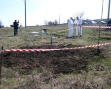 На Донбасі знайшли чергову братську могилу