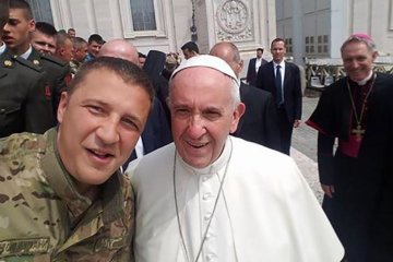 Украинский герой сфотографировался с Папой Римским