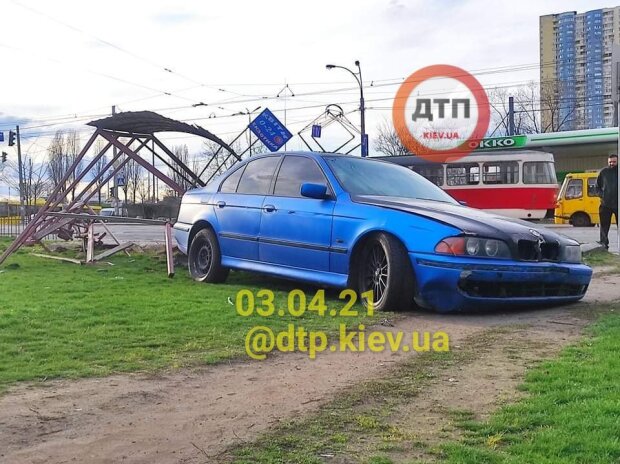 В Киеве евробляха протаранила остановку, водитель сбежал - "Умерла до приезда скорой"