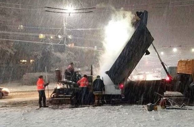 Дорожники кладуть асфальт у снігопад, "Україна в шоці"