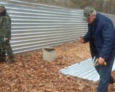 Незаконно встановлені огорожі зносять на Трухановому острові в столиці (фото)