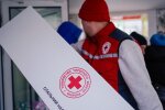 Волонтери Червоного Хреста передають постільну білизну й теплі ковдри мешканцям Києва