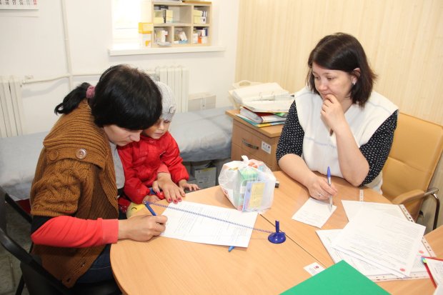 Коли хворіє дитина: українцям пояснили, як отримати допомогу на лікування