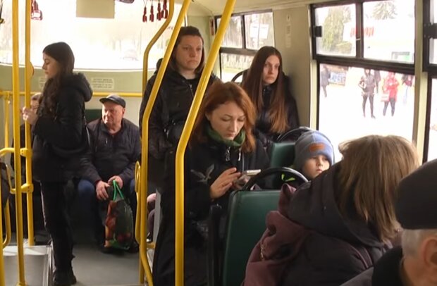 Украинцы в автобусе / фото: скриншот Youtube