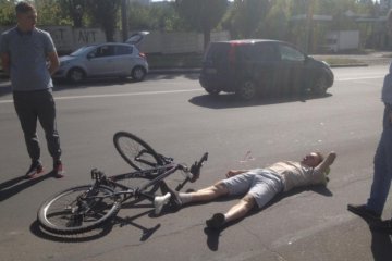 Киянин зніс велосипедиста на "зебрі"