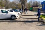 В Запорожье по улице потекли реки "зеленки" - зловонная жидкость распугала всех за километр