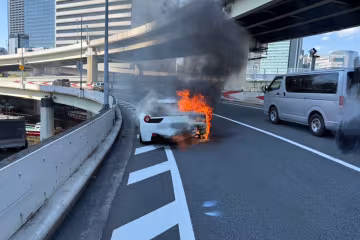 Японець купив Ferrari, на яку збирав гроші 10 років, а тачка згоріла до тла через годину