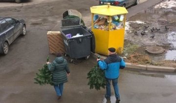 Лучше поздно: киевляне активно избавляются от новогодних елок