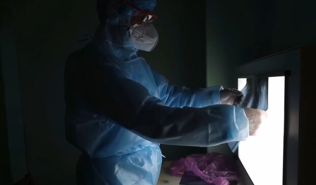 Медики, кадр из репортажа ТСН, изображение иллюстративное: YouTube