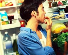 Вчені з'ясували, чому ми їмо вночі