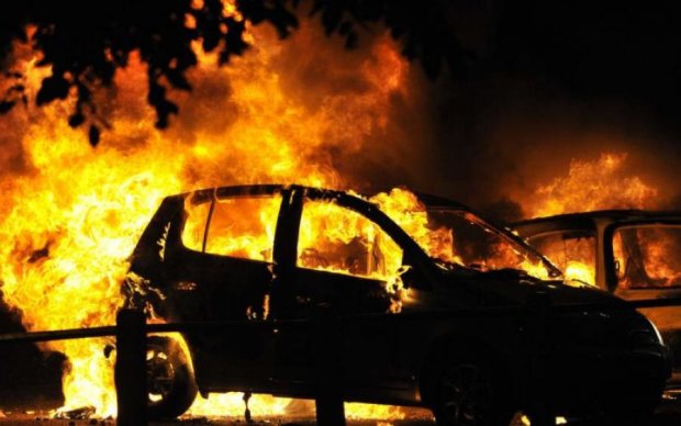 Історія-вогонь: киянин намагався спалити машину, але трохи не розрахував