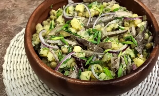 Салат з грибів, картоплі і огірків. Фото: скрін Ютуб