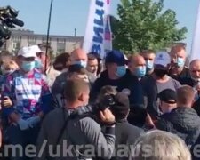 Под Днепром агитатор эпично опозорился на глазах толпы: "Да пошли вы н**ер!"