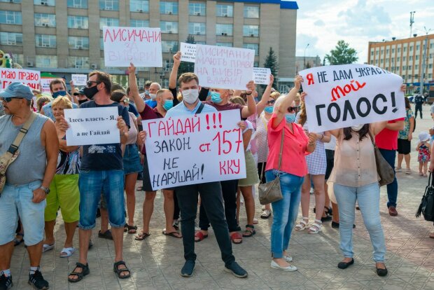 Луганщина бунтує: в Сєвєродонецьку вимагали місцевих виборів і звільнення Гайдая (фото)