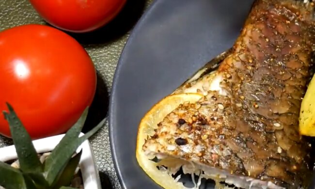 Запеченный карп, скриншот: YouTube