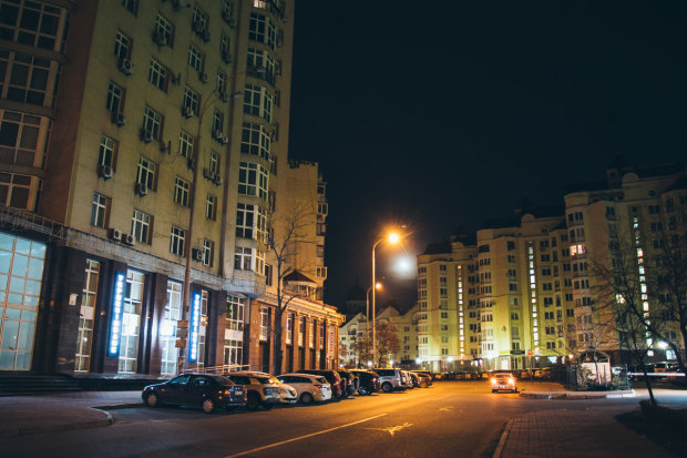 Українцям заплатять за тьмяне світло в квартирах: що потрібно знати про довгоочікувані компенсації