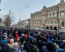 Сотні мітингувальників увірвалися в будівлю НБУ, вимагаючи відставки Смолія та Рожкової: відео