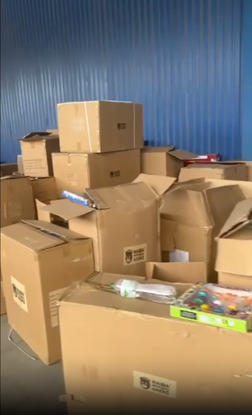 Вскрытые грузы с игрушками