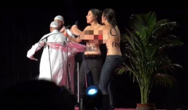 Представительниц Femen избили на мусульманской конференции (видео) 