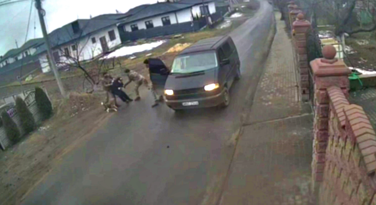 ТЦК задержали мужчину с собакой / фото: скриншот Facebook