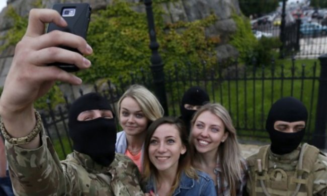 У "ДНР" продають стартові пакети "свого" мобільного оператора "Фенікс"