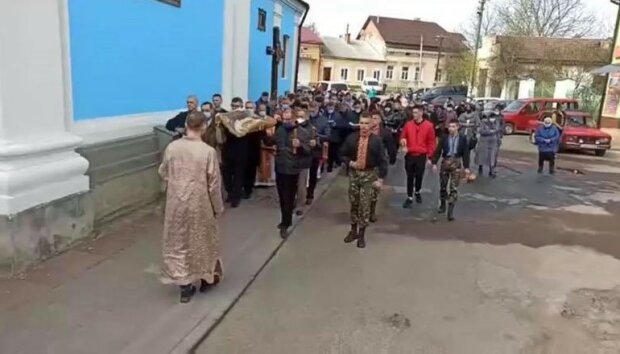 На Львівщині віряни наплювали на карантин і збіглися до церкви - без масок, дистанції і совісті