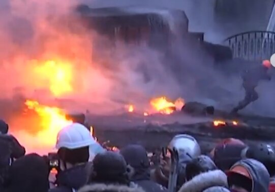 Протистояння на Майдані   після голосування за "диктаторські закони", скріншот із відео