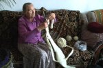 Бабуся із Хмельницького плете килимки для військових, скріншот