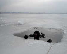 водолаз в ледяной воде, фото из свободных источников