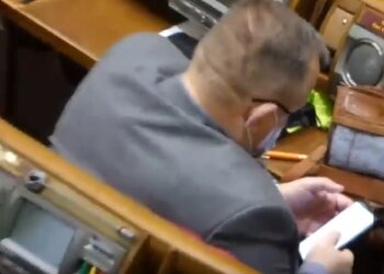 "Слуга" Анатолий Драбовський в залв ВР развлекается "порнушкой", скрин