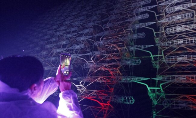 Чернобыль засиял в ночи: зону отчуждения превратили в произведение искусства, впечатляющие кадры