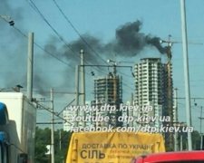 На будівництві в Києві згорів підйомний кран