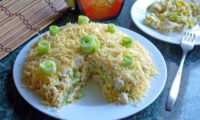 Салат з куркою і печерицями шарами: швидкий і смачний рецепт
