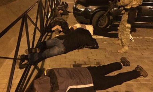 Злочинців з бурштином на три мільйони спіймали на Волині