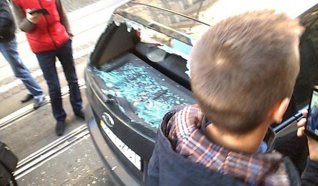 Львовянин в гневе разбил стекло, блокирующему трамвай, авто (фото)