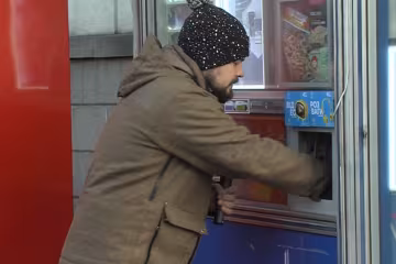 Киоск с сигаретами, кадр из видео