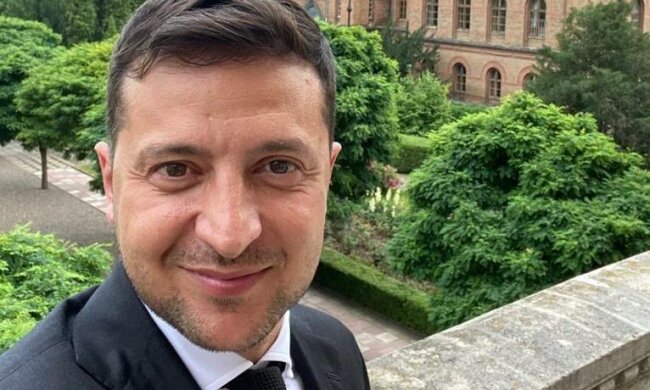 Зеленский похвастался ярким селфи из Черновцов: "То, что нас объединяет"