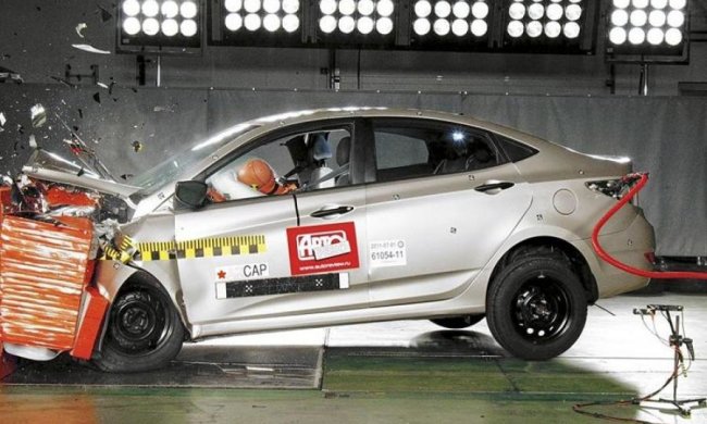 Автомобільну аварію показали зсередини: моторошні кадри
