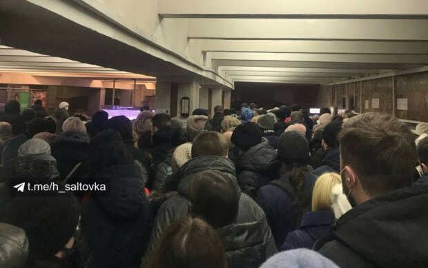 У харківському метро "мертві" термінали взяли в заручники тисячі пасажирів: "Це пекло"
