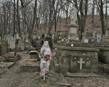 Нічого святого: у Львові ловлять "червону шапочку", що грабує мертвих, - обурливі кадри